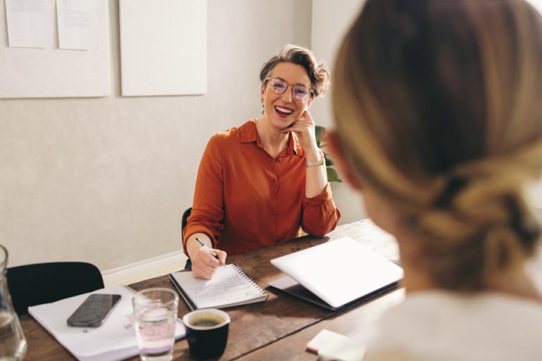 Mujeres conversando en una entrevista